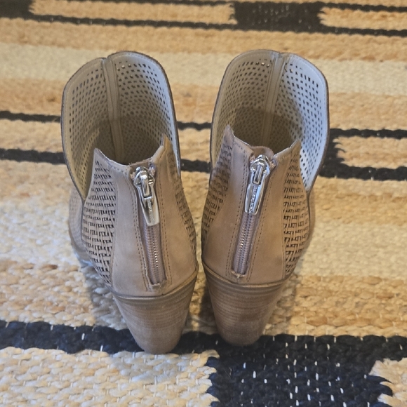 Vince Camuto Gibbella Perforated Tan Ankle Booties, GUC, 9.5 - Picture 5 of 9